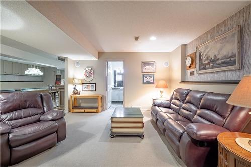 20 Peel Street, St. Catharines, ON - Indoor Photo Showing Living Room