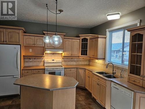 1109 8Th Street, Keremeos, BC - Indoor Photo Showing Kitchen With Double Sink