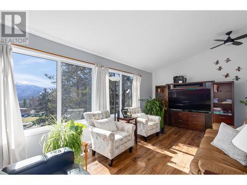 6333 Forest Hill Drive, Peachland, BC - Indoor Photo Showing Living Room