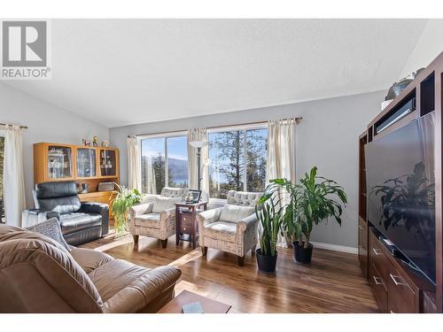 6333 Forest Hill Drive, Peachland, BC - Indoor Photo Showing Living Room