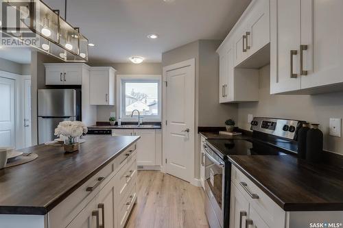 133 E Avenue S, Saskatoon, SK - Indoor Photo Showing Kitchen With Upgraded Kitchen