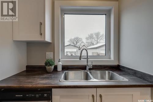 133 E Avenue S, Saskatoon, SK - Indoor Photo Showing Kitchen With Double Sink