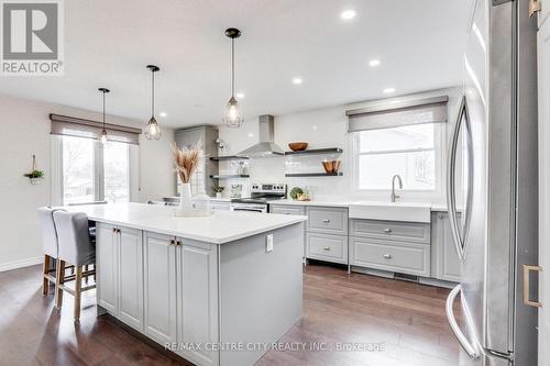 23 Chaucer Crt, London, ON - Indoor Photo Showing Kitchen With Upgraded Kitchen