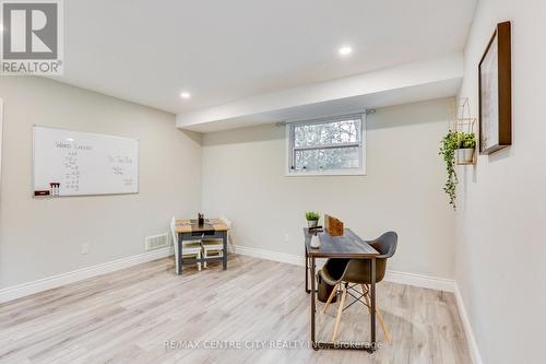 23 Chaucer Crt, London, ON - Indoor