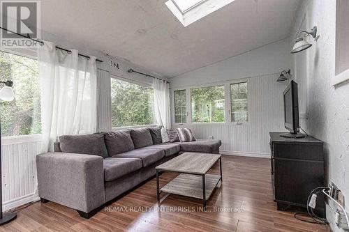203 Haddon Ave S, Hamilton, ON - Indoor Photo Showing Living Room