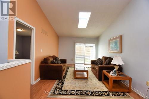 9 - 60 Rice Avenue, Hamilton, ON - Indoor Photo Showing Living Room