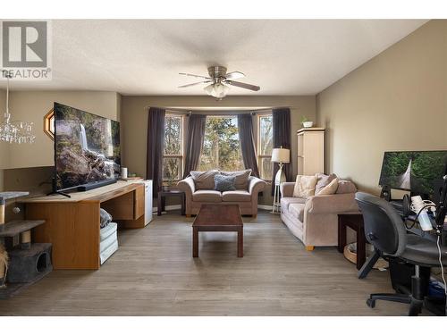 3445 Warner Avenue, Armstrong, BC - Indoor Photo Showing Living Room