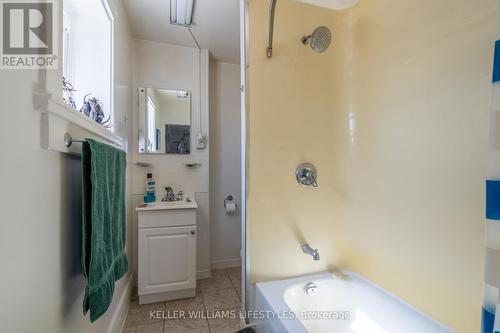 423 Paterson Avenue, London, ON - Indoor Photo Showing Bathroom