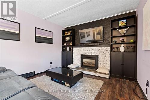 7096 Brian Crescent, Niagara Falls, ON - Indoor Photo Showing Living Room With Fireplace