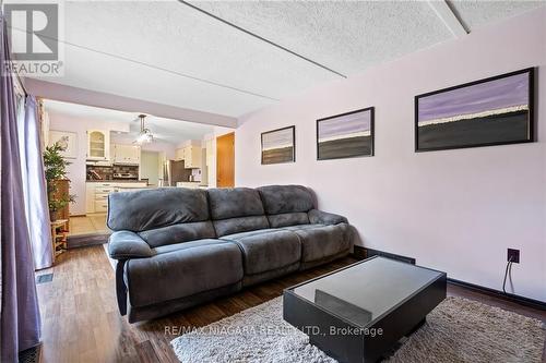 7096 Brian Crescent, Niagara Falls, ON - Indoor Photo Showing Living Room