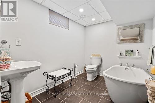 7096 Brian Cres, Niagara Falls, ON - Indoor Photo Showing Bathroom