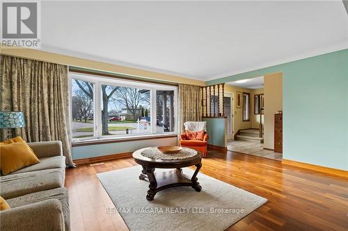 7096 Brian Cres, Niagara Falls, ON - Indoor Photo Showing Living Room