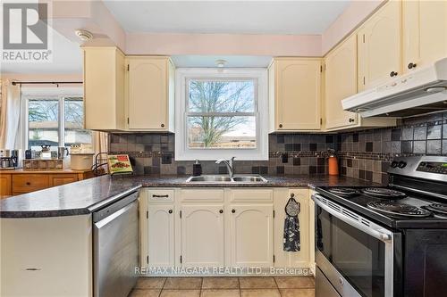 7096 Brian Crescent, Niagara Falls, ON - Indoor Photo Showing Kitchen With Double Sink