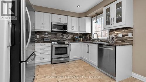 234 Waterbury St, Caledon, ON - Indoor Photo Showing Kitchen With Double Sink With Upgraded Kitchen