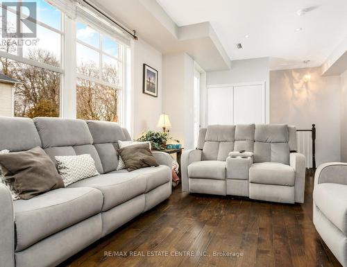 #604 -1011 Deta Rd, Mississauga, ON - Indoor Photo Showing Living Room
