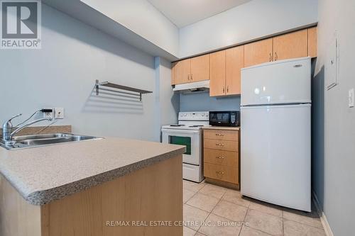 #13 -625 Shoreline Dr, Mississauga, ON - Indoor Photo Showing Kitchen With Double Sink