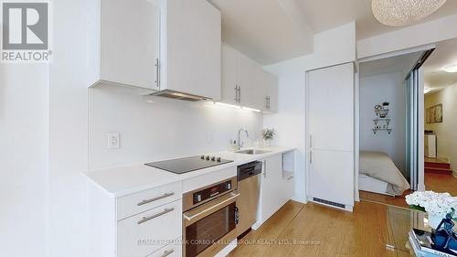 606 - 508 Wellington Street W, Toronto, ON - Indoor Photo Showing Kitchen With Upgraded Kitchen