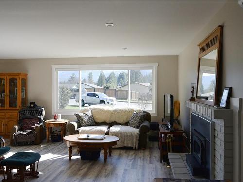 630 Dogwood Dr, Gold River, BC - Indoor Photo Showing Living Room With Fireplace