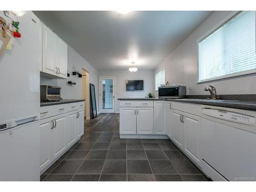 561 Sabre Rd, Sayward, BC - Indoor Photo Showing Kitchen