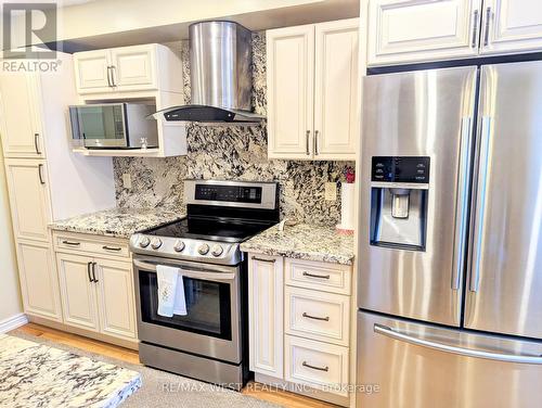14 Sheardown Trail, Caledon, ON - Indoor Photo Showing Kitchen With Upgraded Kitchen