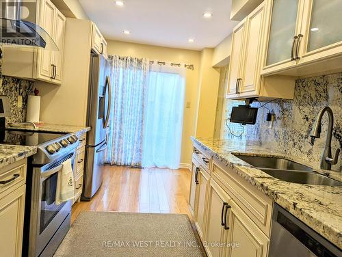14 Sheardown Tr, Caledon, ON - Indoor Photo Showing Kitchen With Double Sink With Upgraded Kitchen