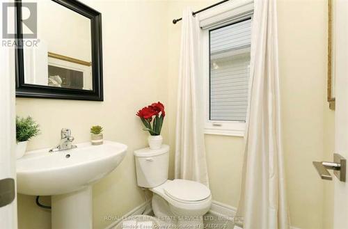 869 Burwell, Niagara Falls, ON - Indoor Photo Showing Bathroom