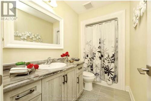 869 Burwell, Niagara Falls, ON - Indoor Photo Showing Bathroom