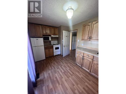 3928 Cottonwood Road, Fort Nelson, BC - Indoor Photo Showing Kitchen