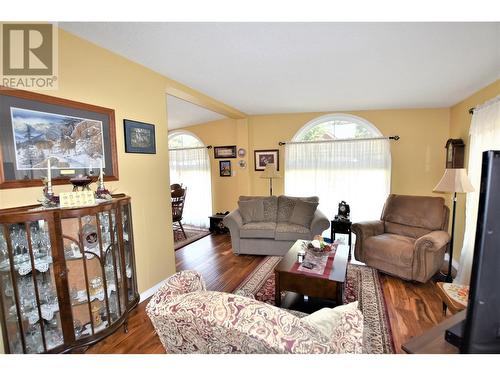 223 Cougar Street, Vernon, BC - Indoor Photo Showing Living Room