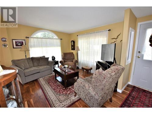 223 Cougar Street, Vernon, BC - Indoor Photo Showing Living Room