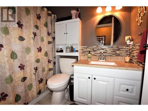 223 Cougar Street, Vernon, BC - Indoor Photo Showing Bathroom