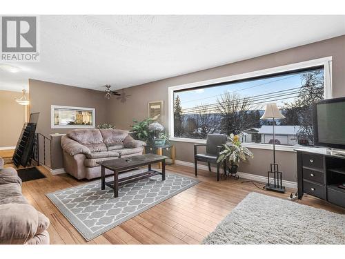 2940 30 Street Ne, Salmon Arm, BC - Indoor Photo Showing Living Room