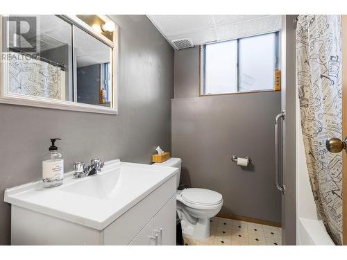 2940 30 Street Ne, Salmon Arm, BC - Indoor Photo Showing Bathroom