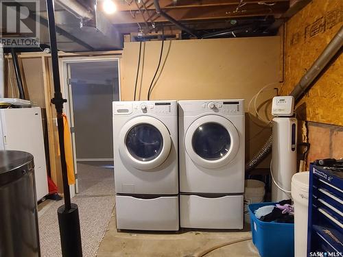 46 Newcombe Street, Manor, SK - Indoor Photo Showing Laundry Room