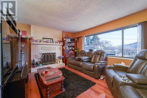 805 Woodhaven Drive, Kamloops, BC - Indoor Photo Showing Living Room With Fireplace
