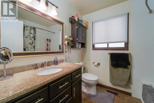 805 Woodhaven Drive, Kamloops, BC - Indoor Photo Showing Bathroom