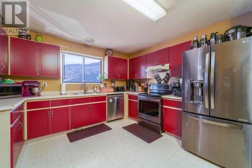 805 Woodhaven Drive, Kamloops, BC - Indoor Photo Showing Kitchen