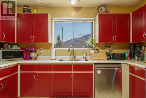 805 Woodhaven Drive, Kamloops, BC - Indoor Photo Showing Kitchen With Double Sink