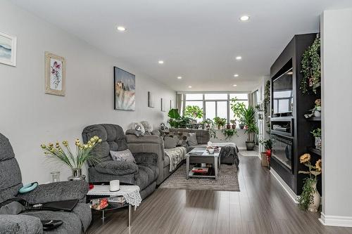 3100 Kirwin Avenue|Unit #2102, Mississauga, ON - Indoor Photo Showing Living Room