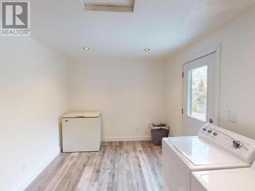 5917 Mowat Ave, Powell River, BC - Indoor Photo Showing Laundry Room