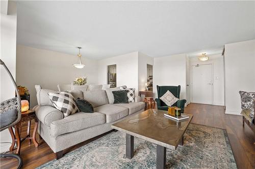 500 Green Road|Unit #1414, Stoney Creek, ON - Indoor Photo Showing Living Room