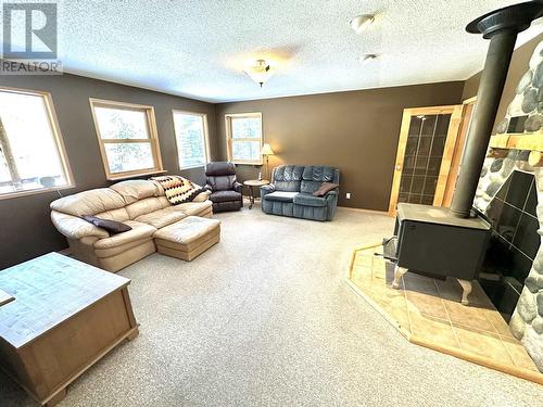 3338 Pigeon Road, 150 Mile House, BC - Indoor Photo Showing Living Room