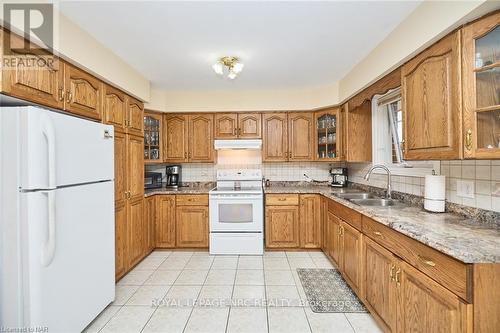 93 Willson Rd, Welland, ON - Indoor Photo Showing Kitchen With Double Sink