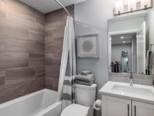 2-1033 Stockwell Avenue, Kelowna, BC - Indoor Photo Showing Bathroom