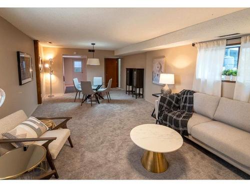 6790 Tucelnuit Drive, Oliver, BC - Indoor Photo Showing Living Room