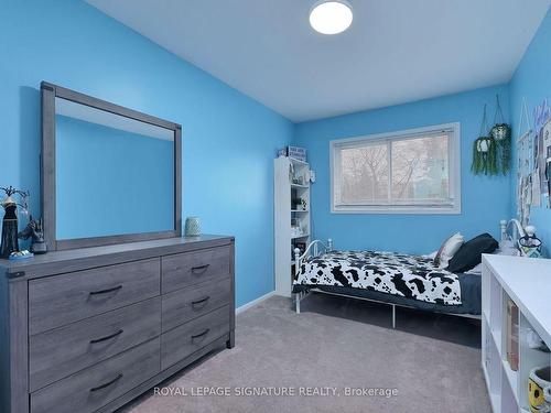 1039 Blairholm Ave, Mississauga, ON - Indoor Photo Showing Bedroom