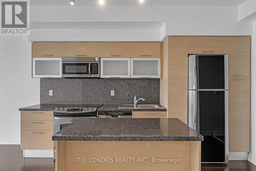 #3808 -386 Yonge St, Toronto, ON - Indoor Photo Showing Kitchen With Double Sink With Upgraded Kitchen