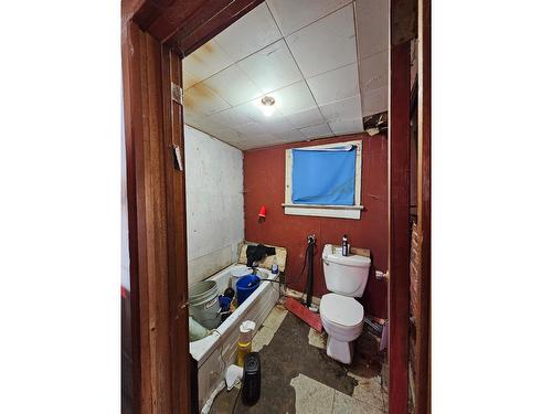 2240 Riverside Avenue, Trail, BC - Indoor Photo Showing Bathroom