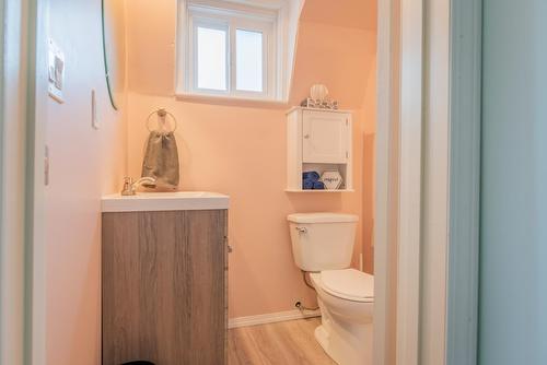 1507 Columbia Avenue, Trail, BC - Indoor Photo Showing Bathroom