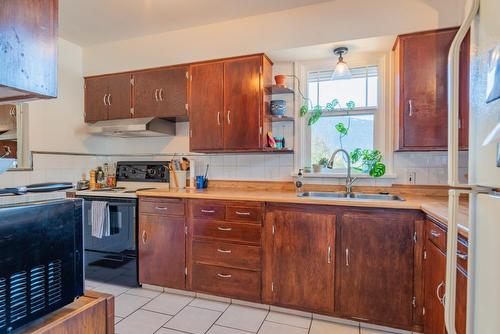 911 Silica Street, Nelson, BC - Indoor Photo Showing Kitchen With Double Sink